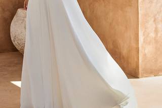 Vestido de novia con escote ilusión y falda lisa