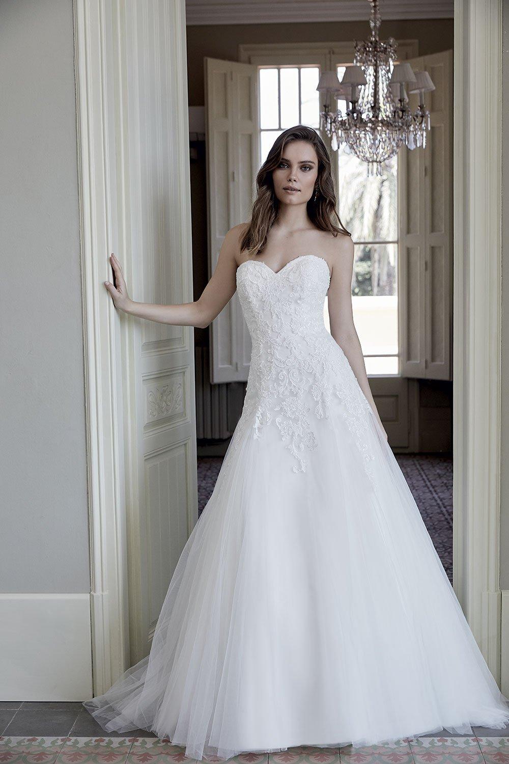 Vestido de novia con escote corazón y bordados para el día de la boda