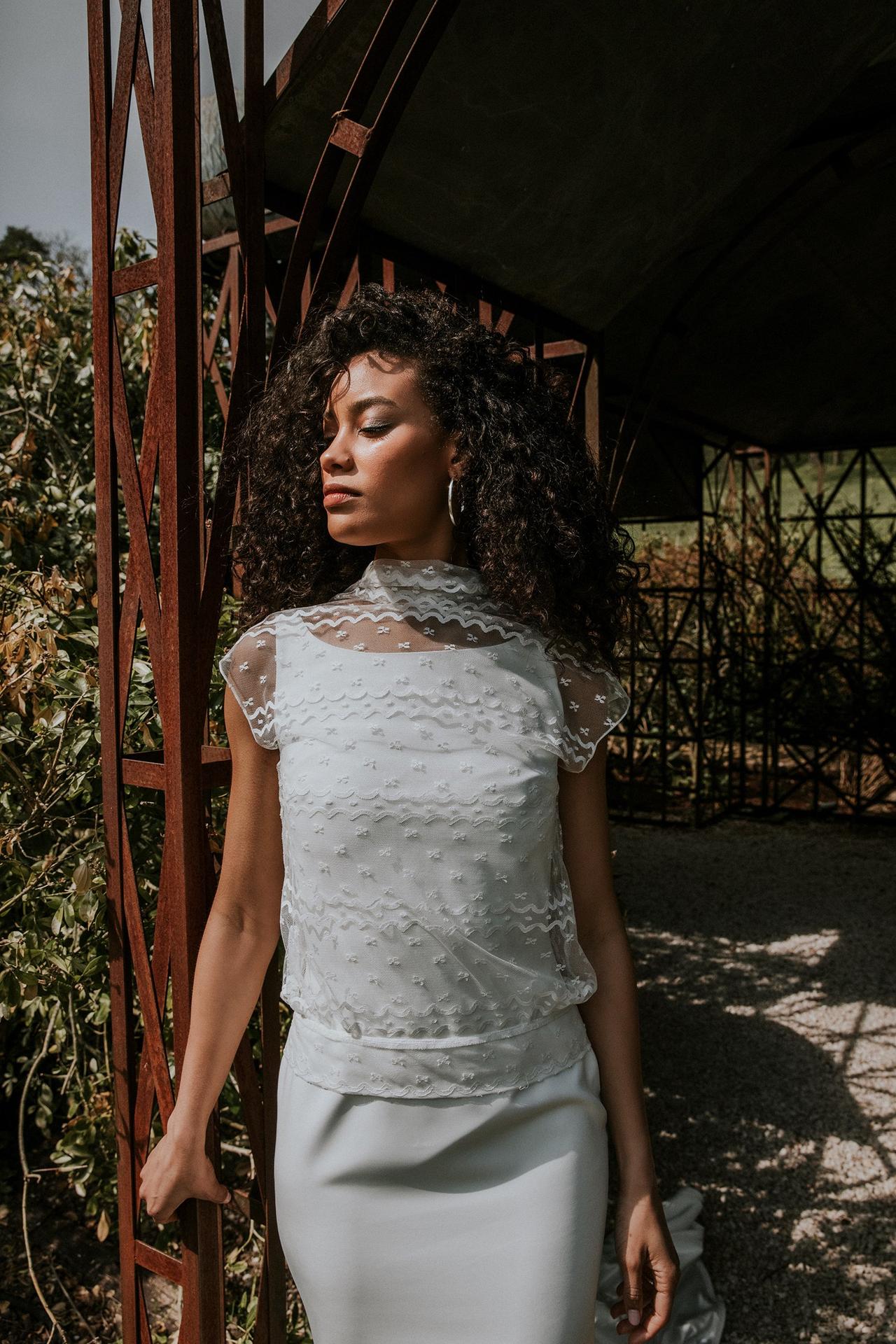 Vestido de novia de dos piezas con falda lisa y cuerpo bordado