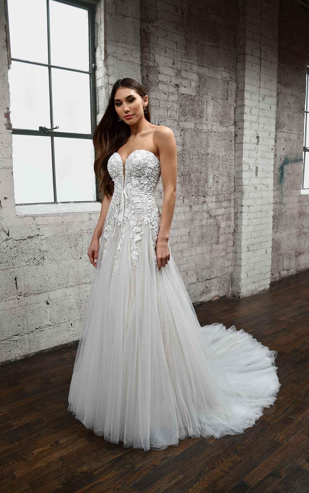 Vestido de novia con escote corazón y encaje para el día de la boda