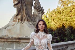 Vestido de novia con cuello cisne de encaje con manga larga y transparencias