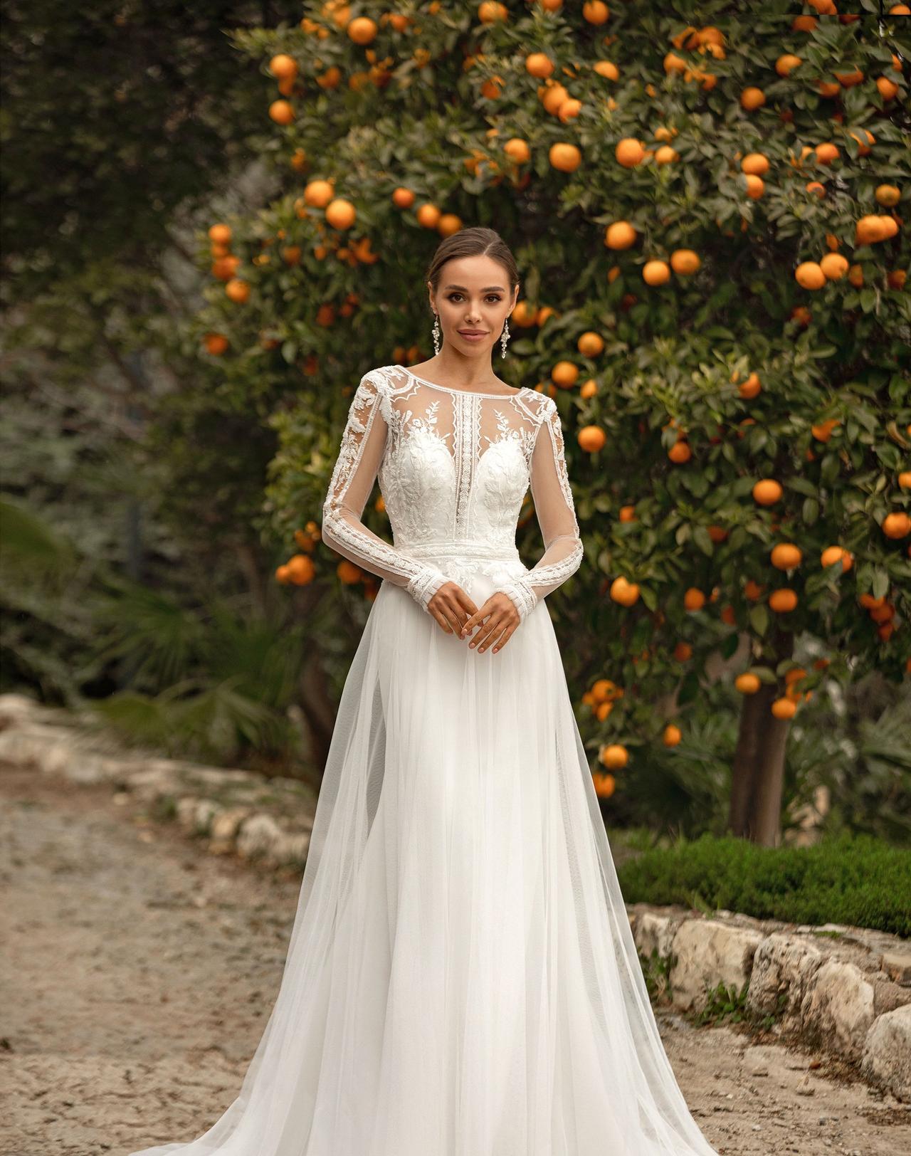 Vestido de novia con escote ilusión y manga larga