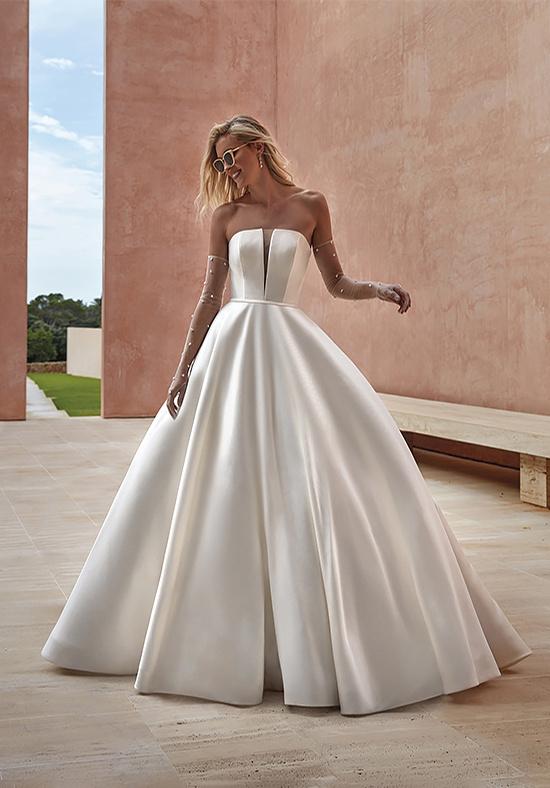Vestidos de novia de Pronovias 2024 princesa con guantes