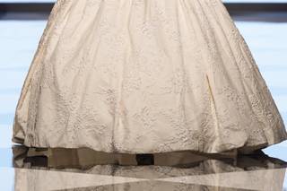 Vestido de novia con escote barco, mangas abullonadas y corte princesa, perfecto para el día de la boda