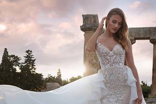 Vestidos de novia con escote en V con sobrefalda con volantes para el día de la boda