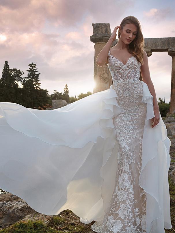 Vestidos de novia con escote en V con sobrefalda con volantes para el día de la boda