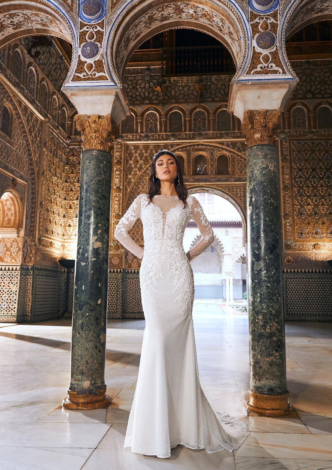 Vestido de novia con escote ilusión y mangas con tattoo lace