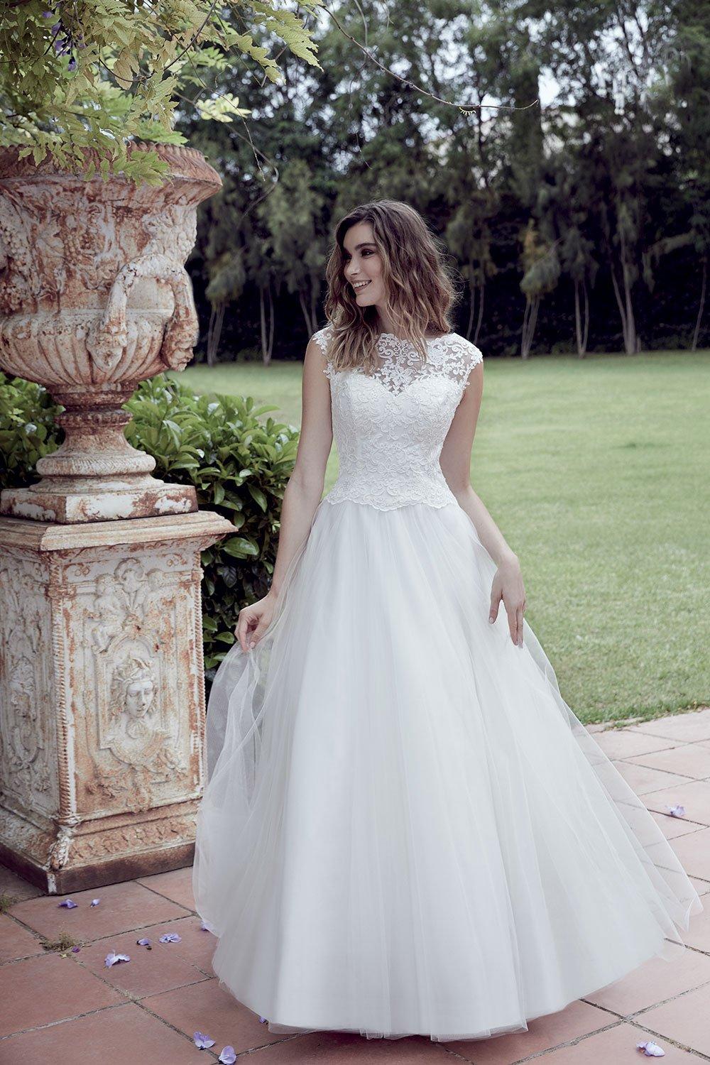 Vestido de novia con escote ilusión y falda lisa