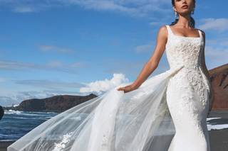 Vestido de novia de dos piezas con vaporosa sobrefalda