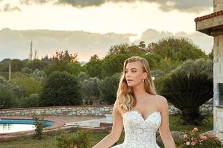 Vestido de novia con escote corazón y encaje para el día de la boda