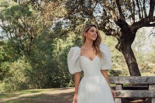 Vestido de novia de corte princesa sencillo con mangas abullonadas