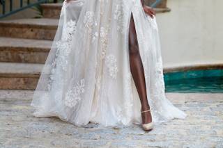 Vestido de novia hombro caídos con encaje y profunda abertura en la falda