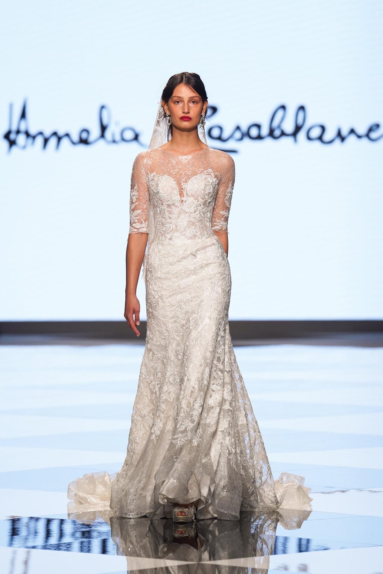 Vestido de novia con escote ilusión y corte sirena