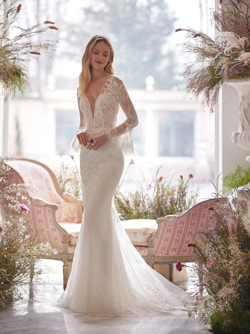 Vestidos de novia Colet 2022: modelo Edelweiss con mangas acampanadas
