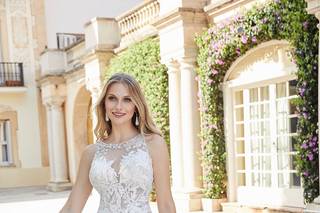 Vestido de novia con escote ilusión y encaje