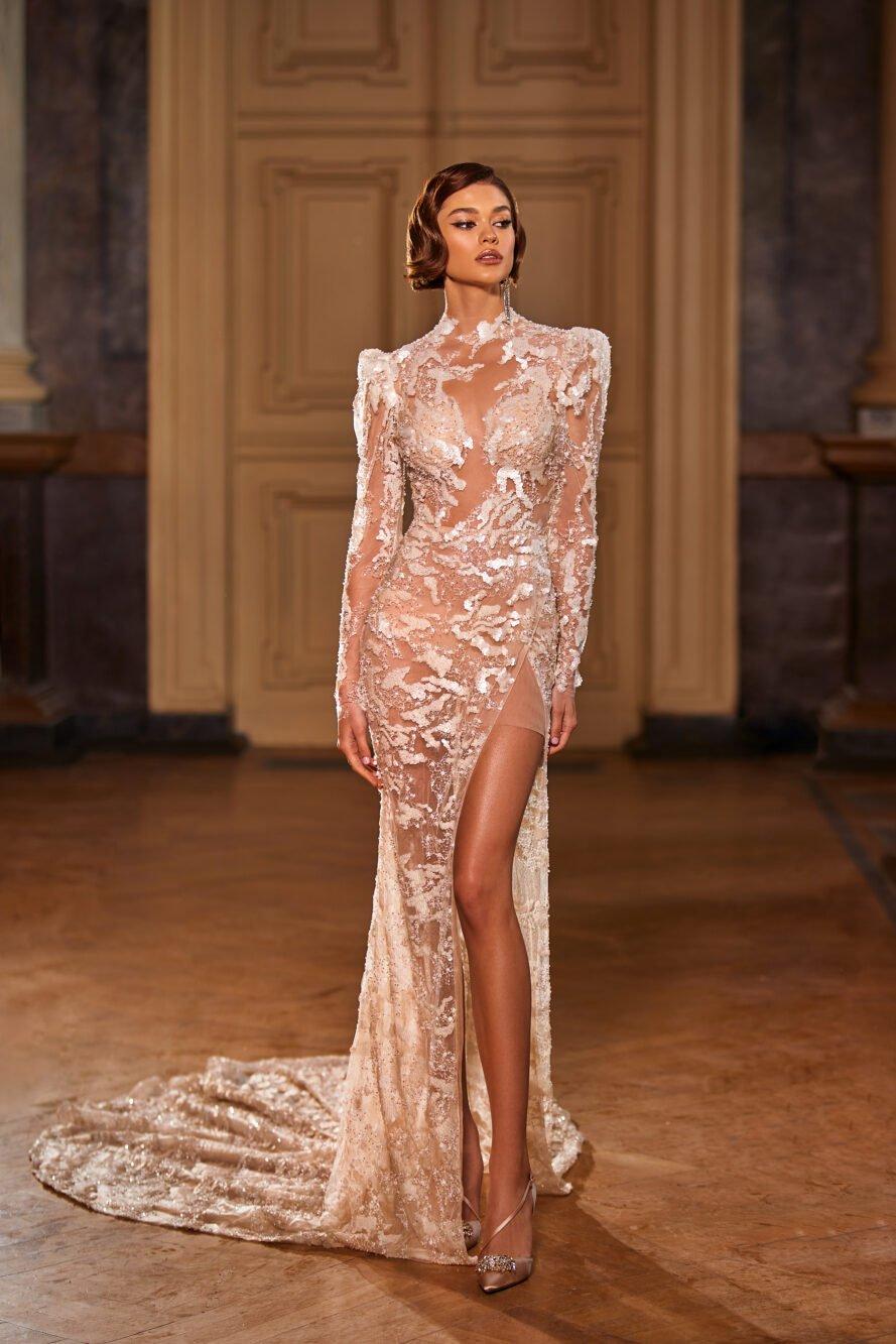 vestido de novia largo con transparencias en el cuerpo, abertura en el muslo y manga larga de encaje