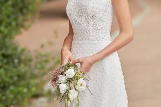 Vestido de novia con escote ilusión en tul plumeti