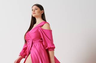 vestido rosa barbiecore con abertura profunda en la falda