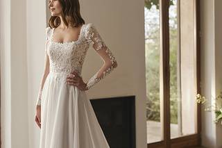 Vestidos de novia con manga larga con encaje, igual que el cuerpo y los extremos de la cola