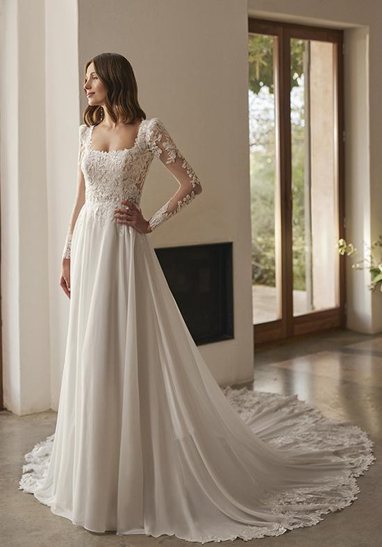 Vestidos de novia con manga larga con encaje, igual que el cuerpo y los extremos de la cola
