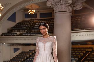 Vestido de novia con escote ilusión y manga larga