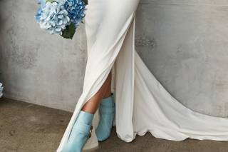 vestido de novia con abertura lateral en la falda, zaparos azules y ramo de novia azul