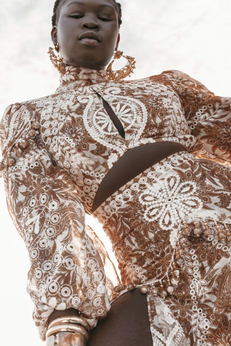 Vestido de novia de aire étnico en blanco y marrón de la colección Golden Rhapsody de Rue de Seine 2021