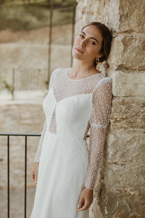 Vestido de novia Zazil, de L'Avetis 2021, de corte en A y manga larga