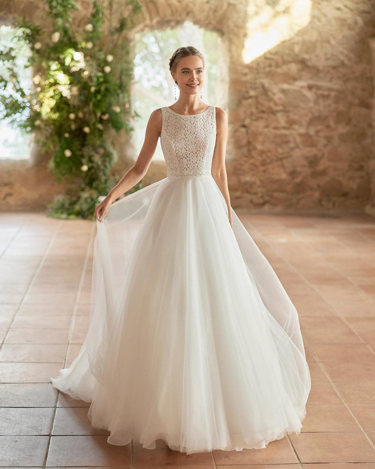vestido de novia con falda voluminosa y escote barco de encaje