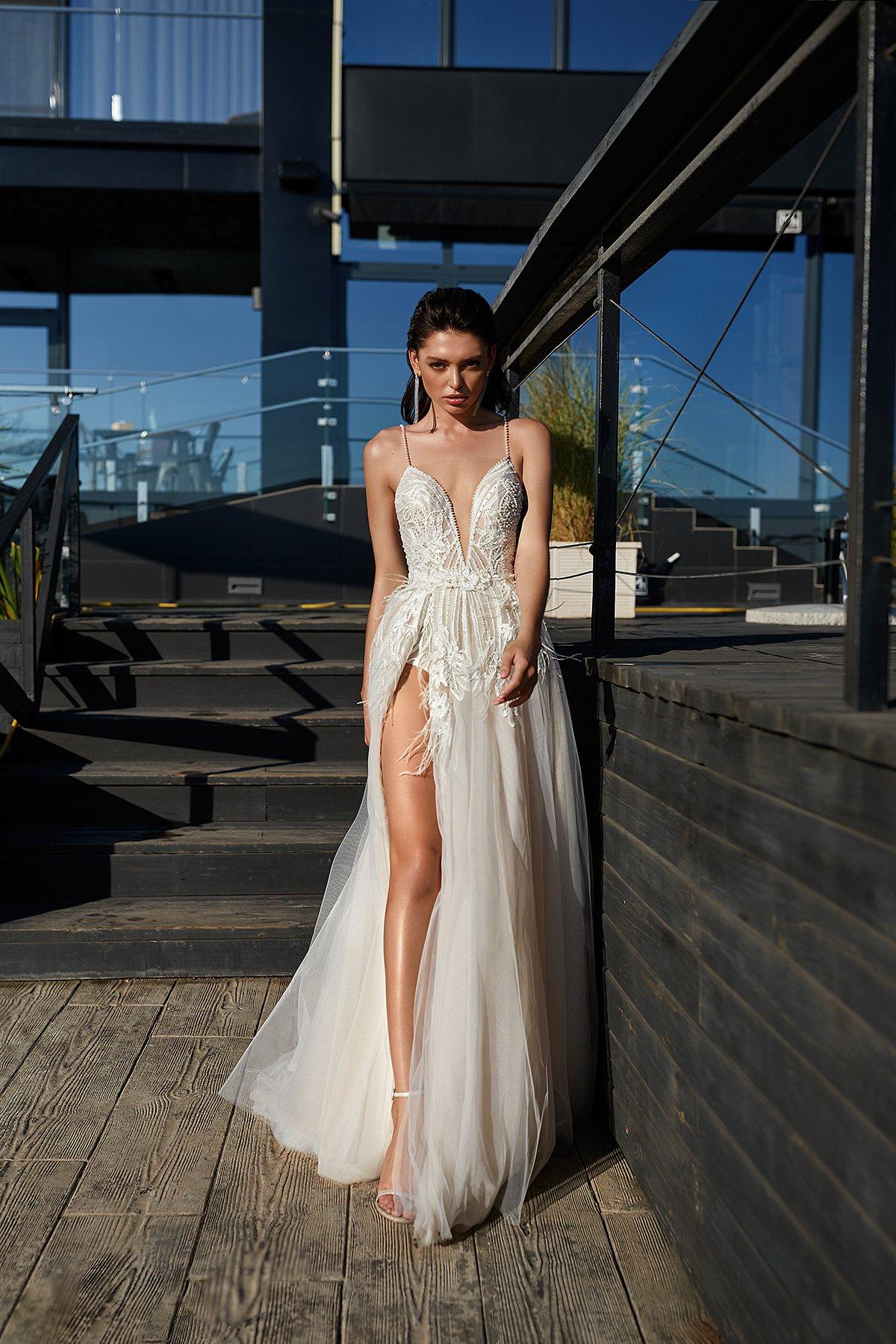 Vestido de novia con sensual abertura en la falda y plumas de la colección Brave Glance de Ida Torez 2021