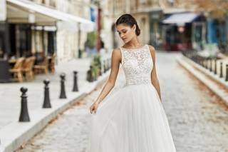 Vestido de novia con escote ilusión con encaje floral