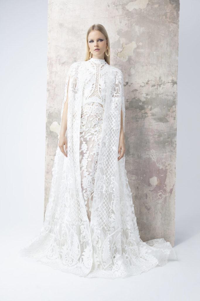 Vestido de novia con encaje de Yolancris con capa bohemia