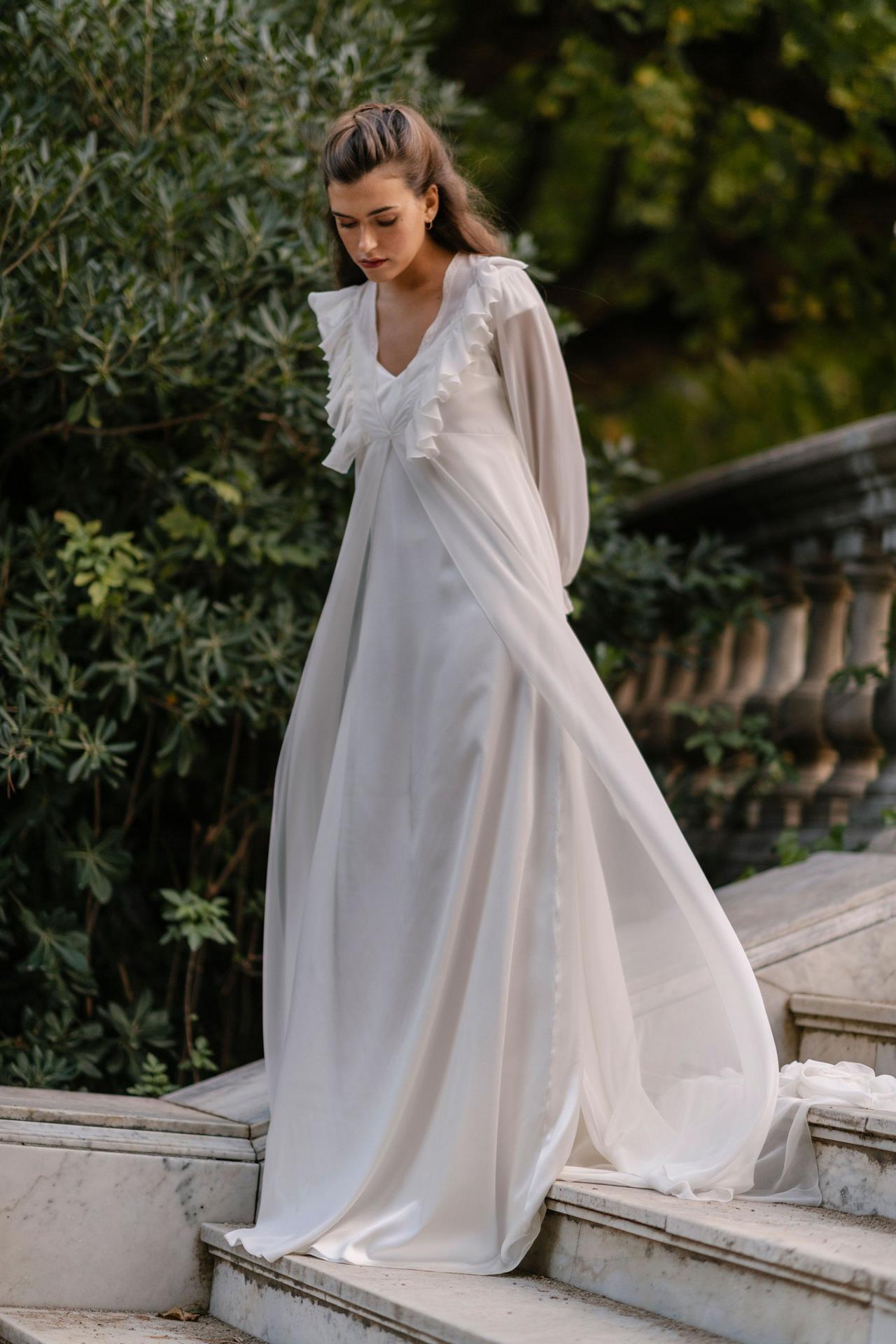 Vestido de novia y abrigo de novia de la colección L'Année de Marta Martí