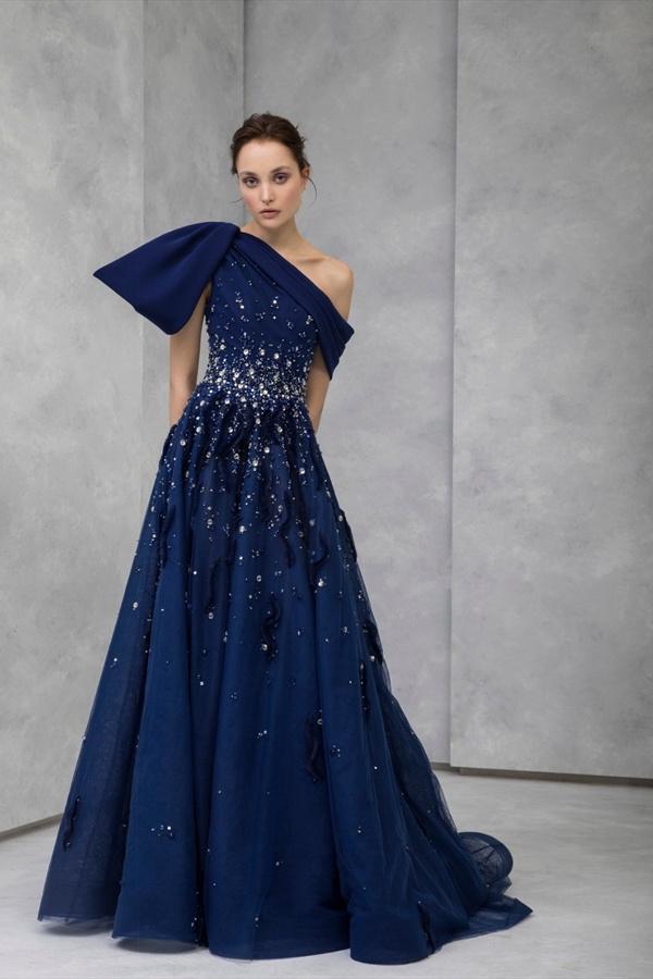 vestido de fiesta azul Tony Ward 2021 con cristales brillantes y escote asimétrico ideal para triunfar en una boda