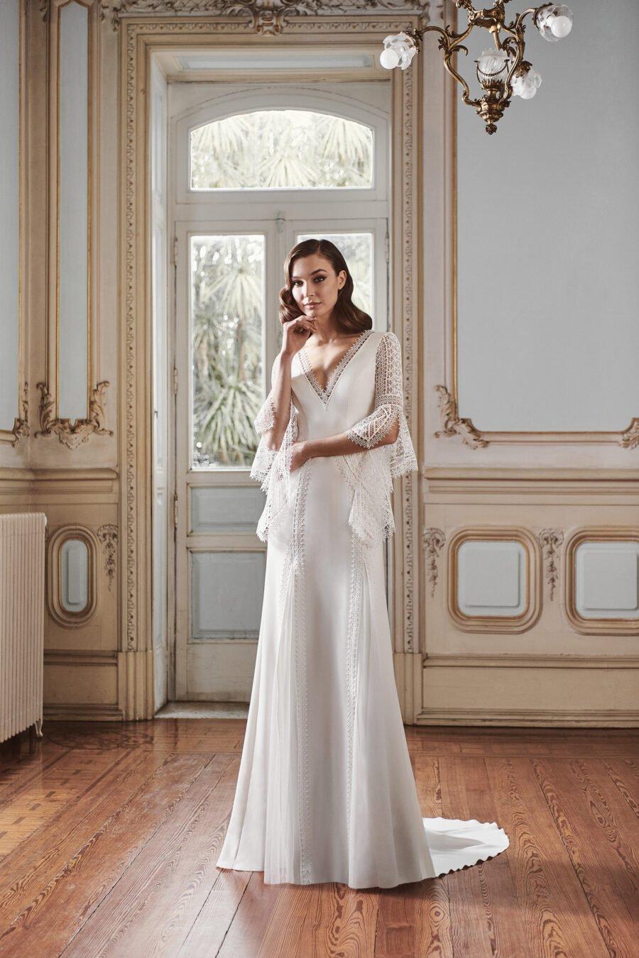Precioso vestido de novia con escote en V de la colección velvet 2021 de Silvia Fernández Atelier, perfecto para el día de la boda