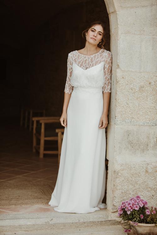 Vestido de novia de corte en A y escote ilusión correspondiente al modelo Aine de L'Avetis 2021