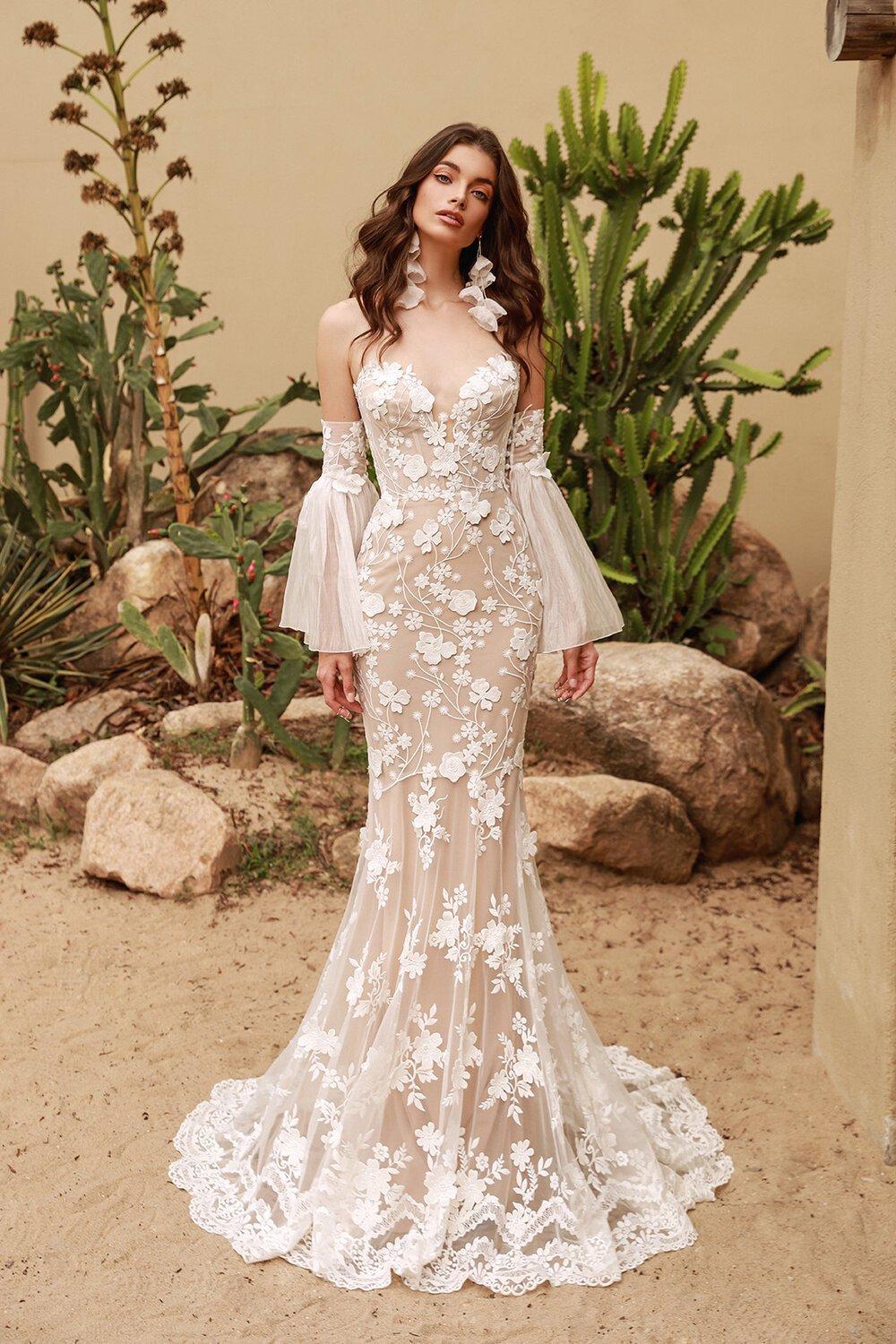 Vestido de novia de corte sirena con manguitos desmontables y elementos florales https://www.bodas.net/vestidos-novias/chic-nostalgia/vanessa--v282283