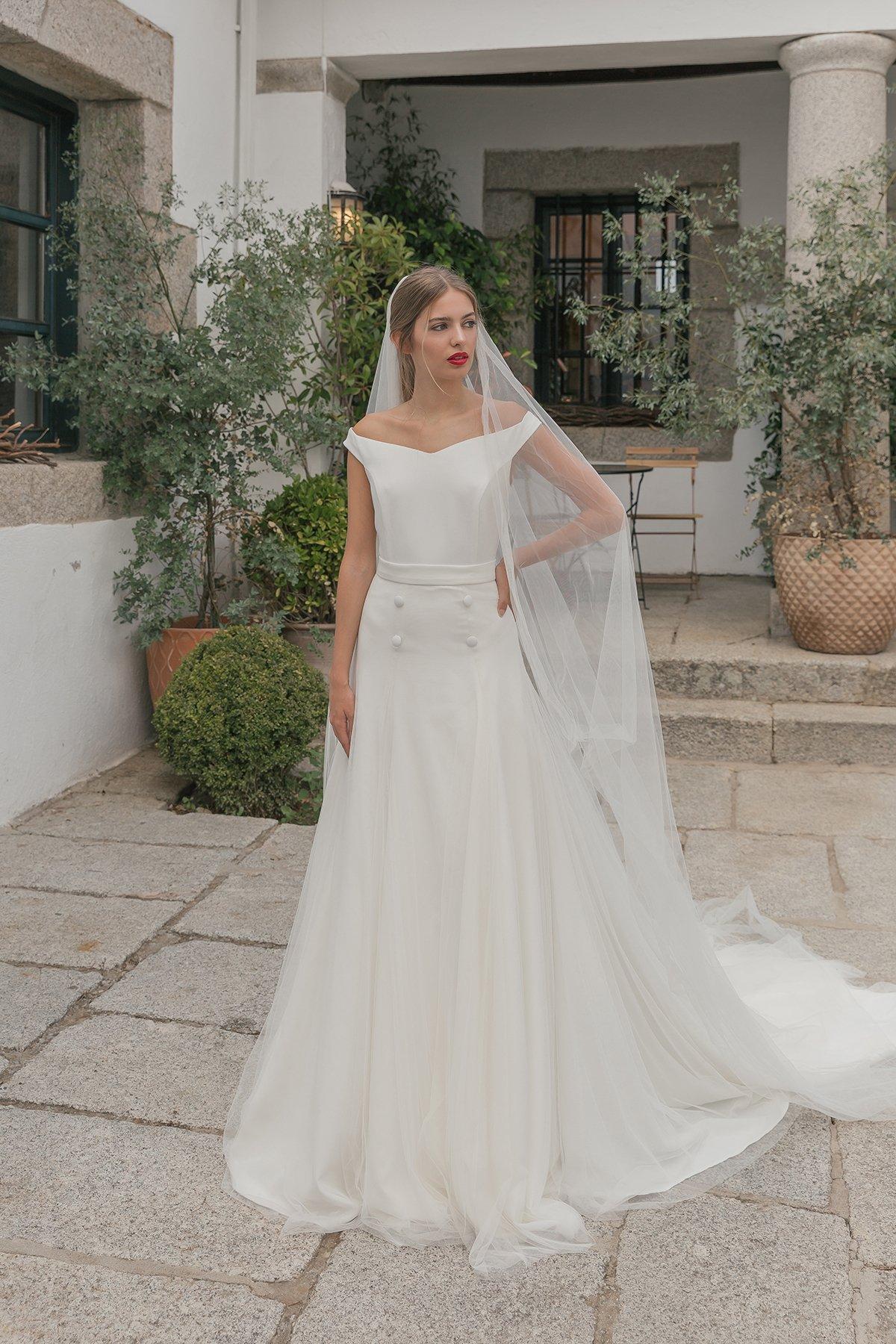 Vestido de novia con escote de hombros caídos de la colección Crush de María Baraza 2021, perfecto para el día de la boda