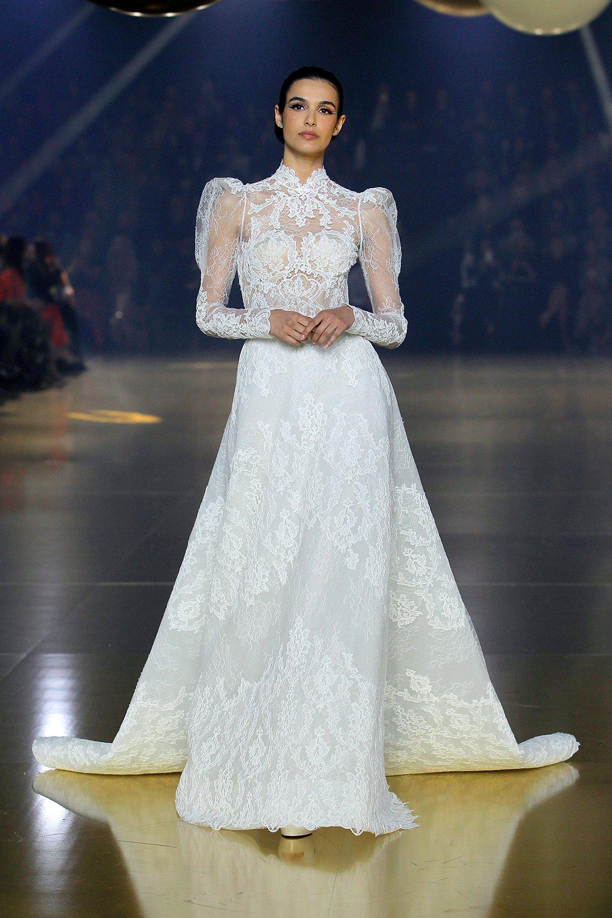 Vestido Atelier Pronovias 2023 de corte evasé con mangas abullonadas y transparencias