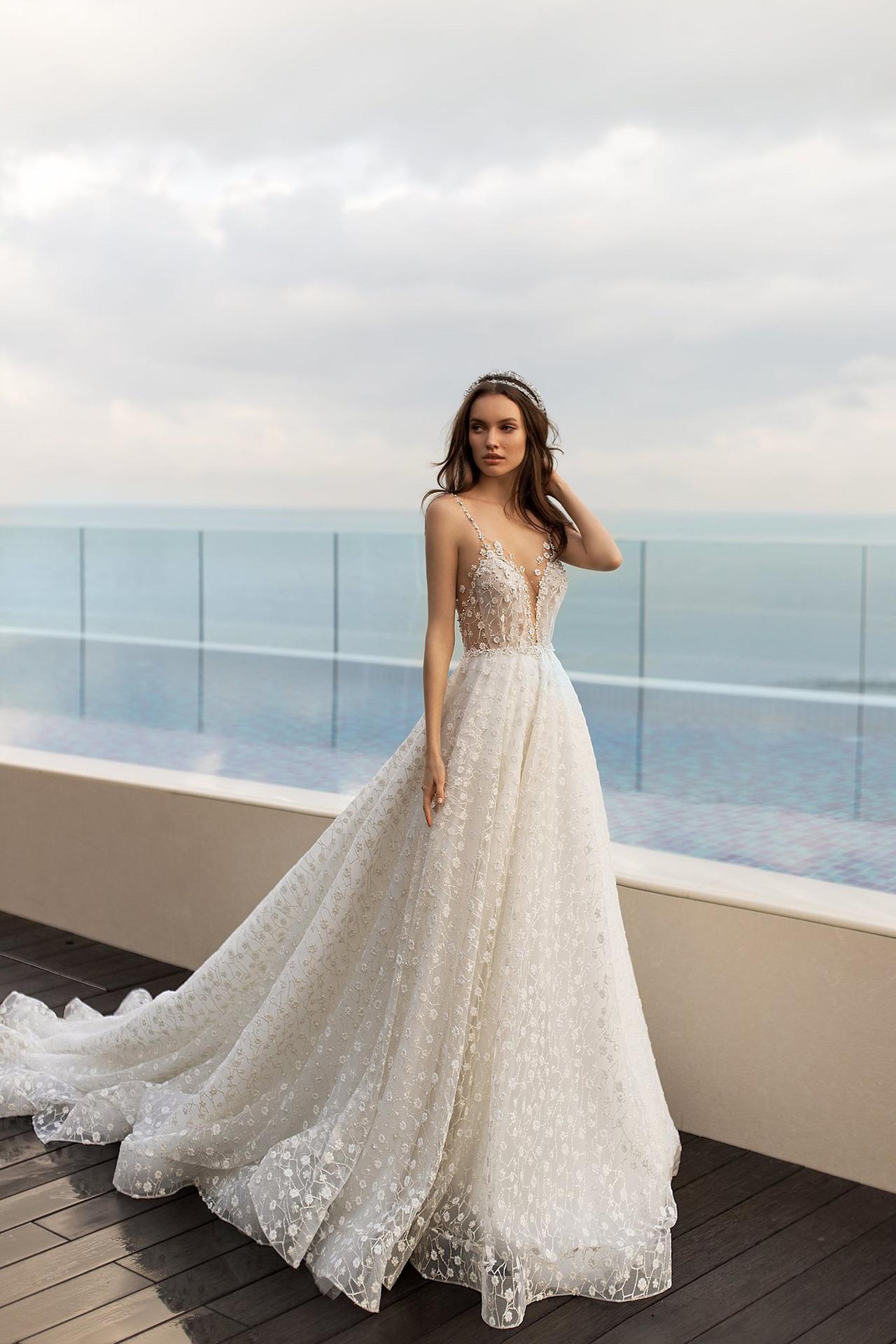 Vestido de novia con profundo escote deep-plunge de la colección Seduction, de Ida Torez 2021