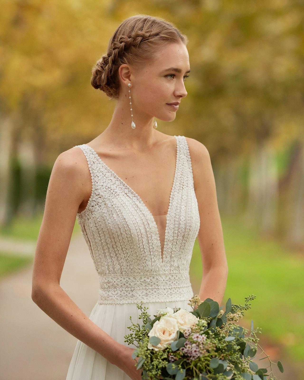 vestido de novia con escote de encaje deep plunge con transparencia