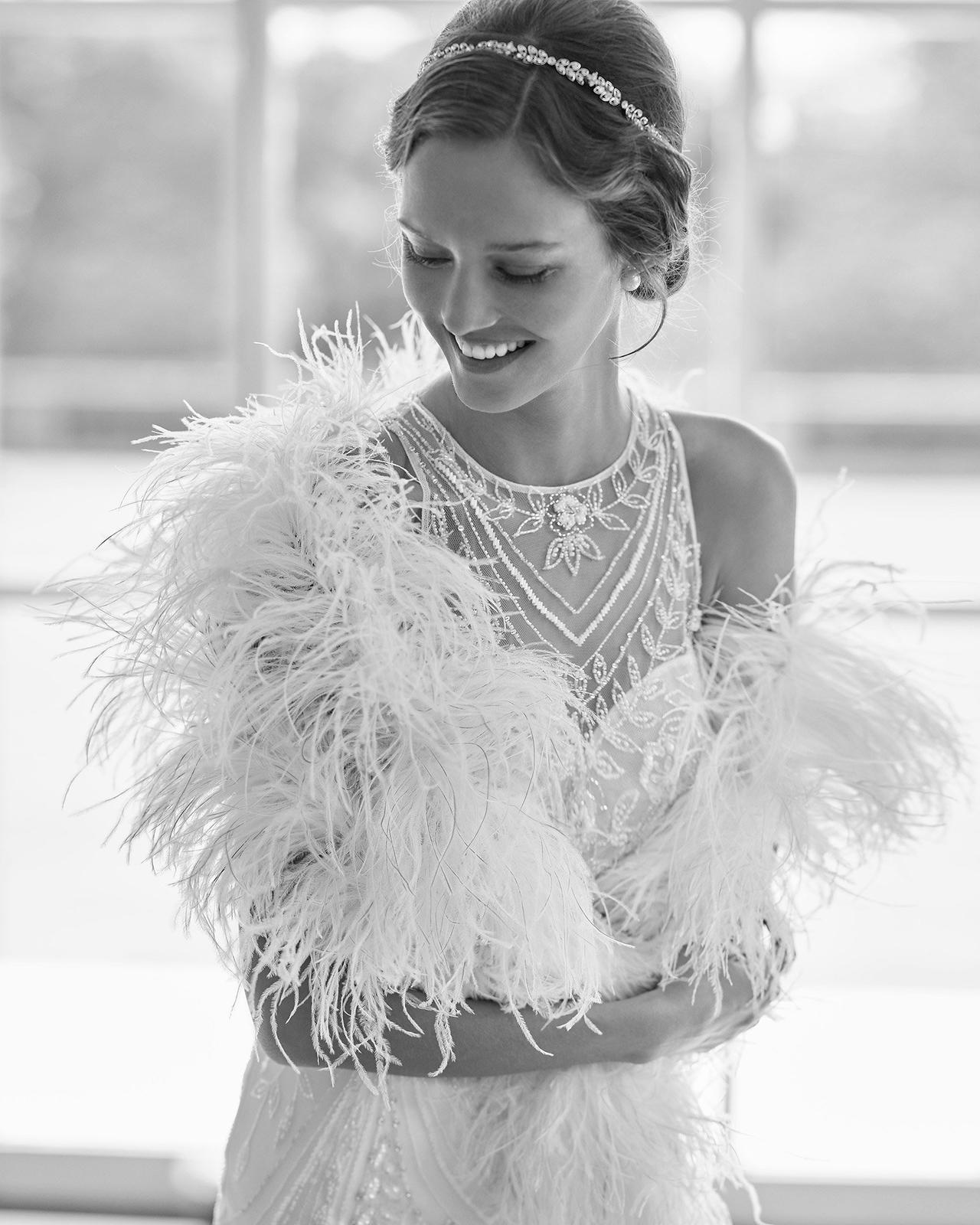 Vestido de novia de dos piezas con chaqueta de plumas