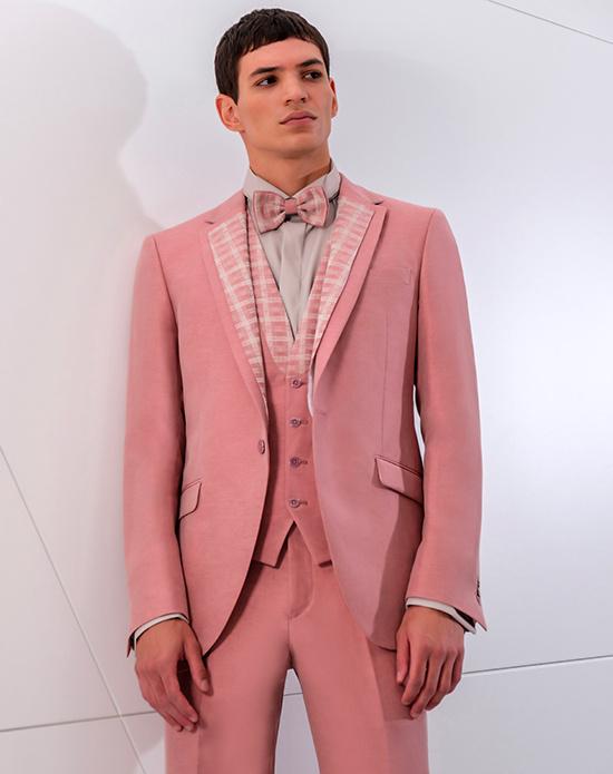 Traje de novio 2024 en Peach Fuzz, el Color del Año 2024 según Pantone