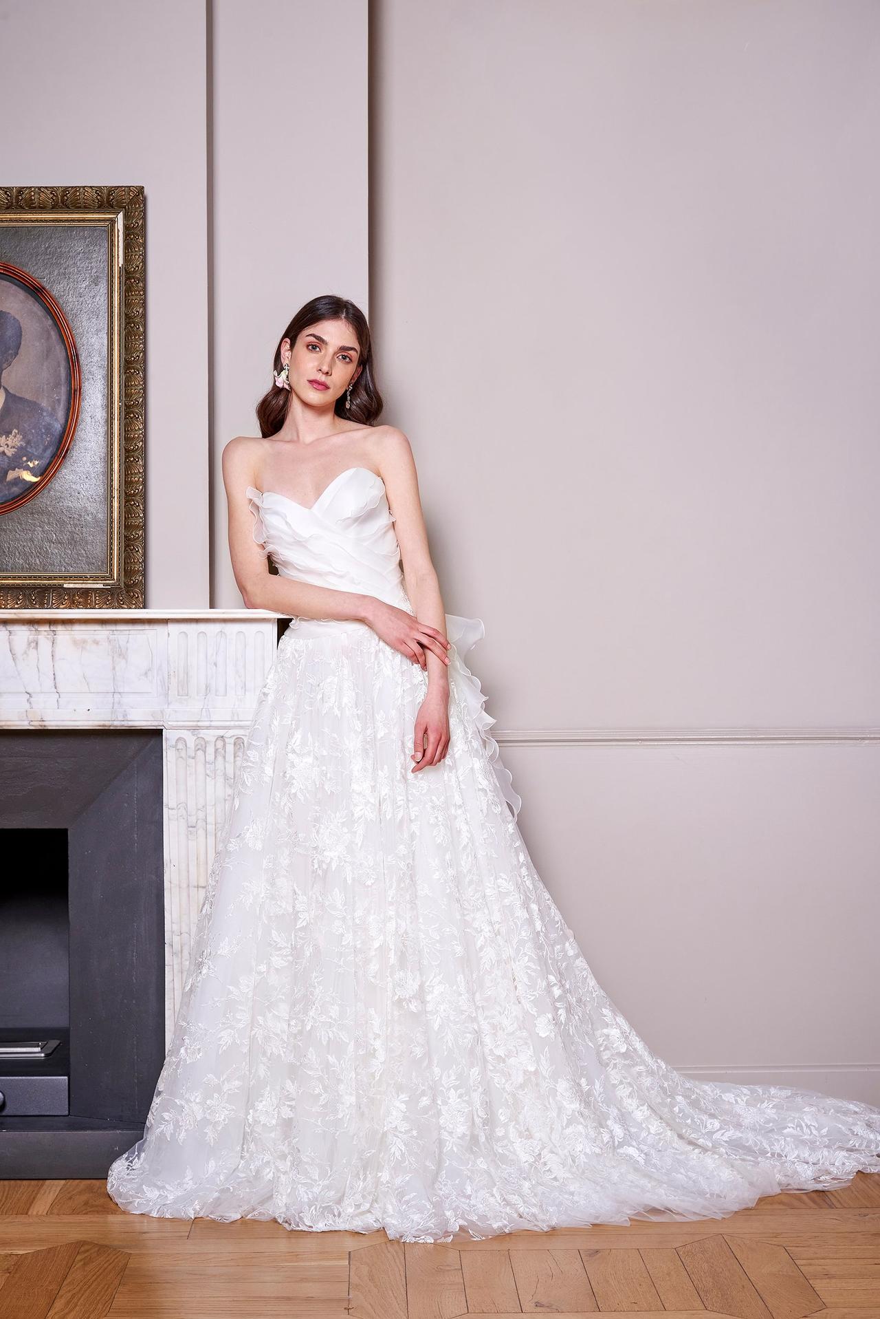 Vestido de novia con escote corazón y falda de encaje para el día de la boda