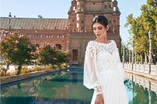 Vestido de novia con escote ilusión y manga larga con transparencias