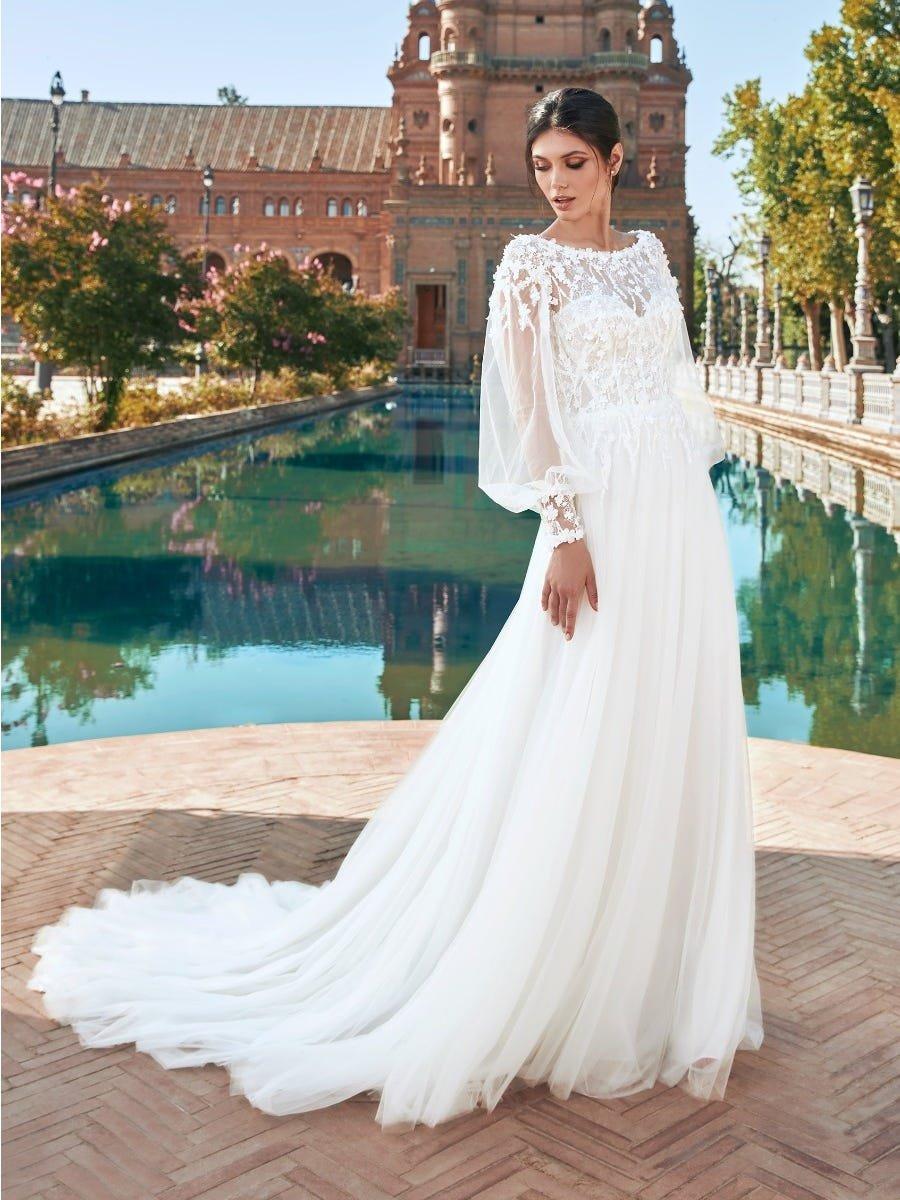 Vestido de novia con escote ilusión y manga larga con transparencias