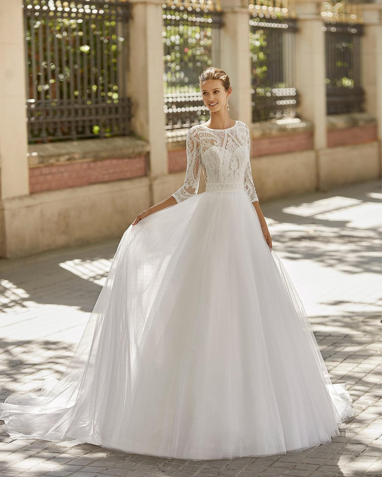 Vestido de novia con escote ilusión, corte sirena y mangas francesas