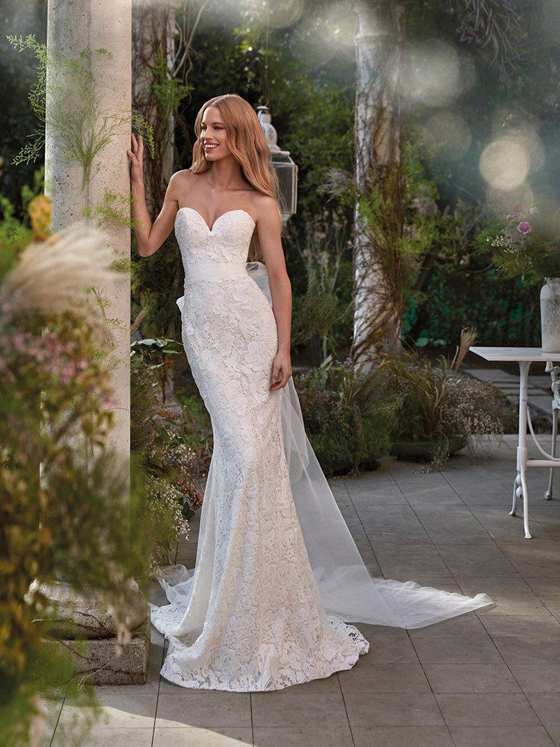 Vestido de novia con escote corazón y corte sirena para el día de la boda