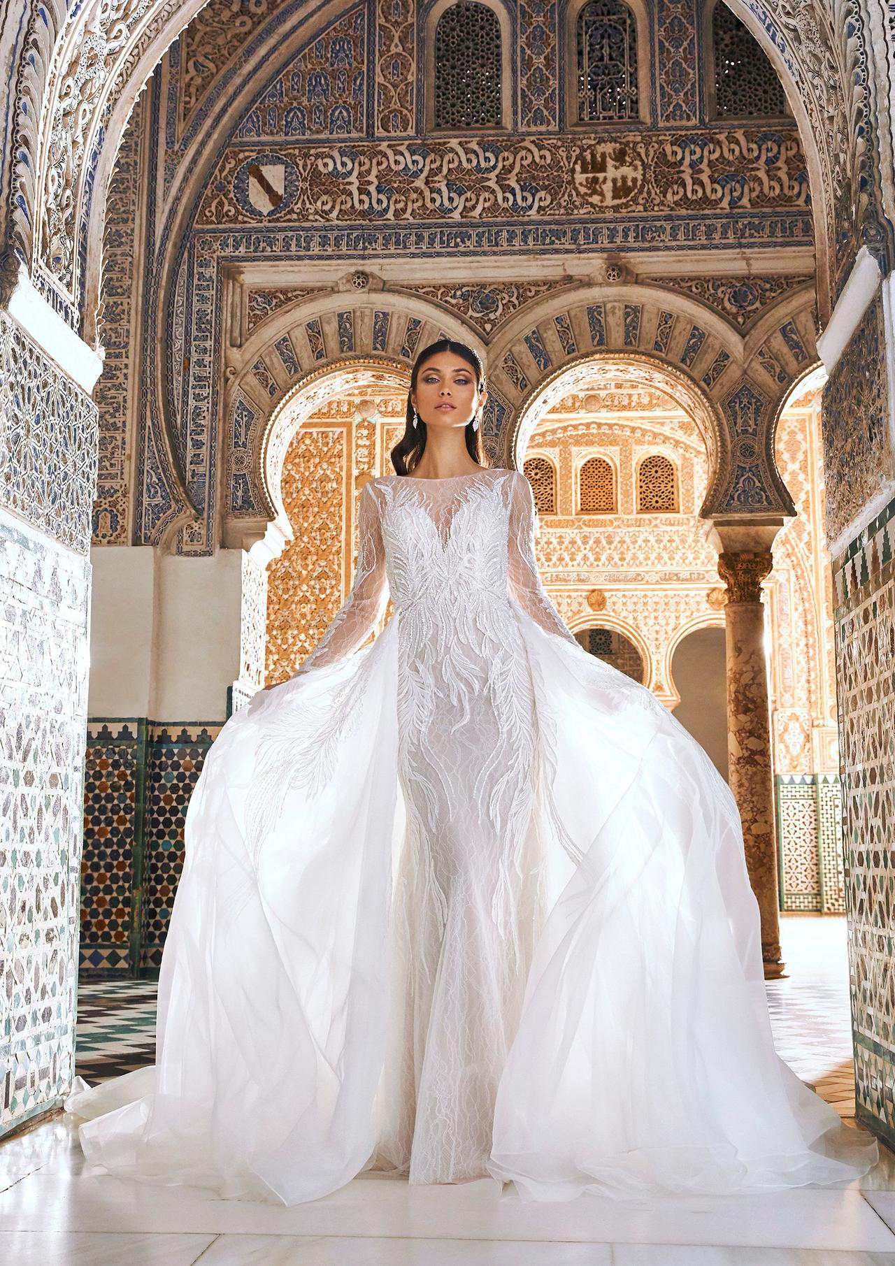 Vestido de novia con escote ilusión y sobrefalda