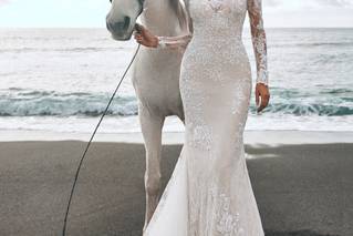 Vestido de novia con escote ilusión y manga larga